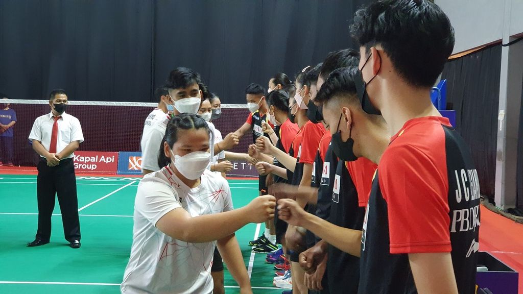 Para pebulu tangkis dari klub Djarum Kudus bersalaman dengan klub Tjakrindo Masters Surabaya sebelum bertanding pada babak penyisihan grup A Kejuaraan Nasional Persatuan Bulu Tangkis Seluruh Indonesia atau Kejurnas PBSI 2022 di Pelatihan Nasional, Cipayung, Jakarta Timur, Rabu (14/12/2022).