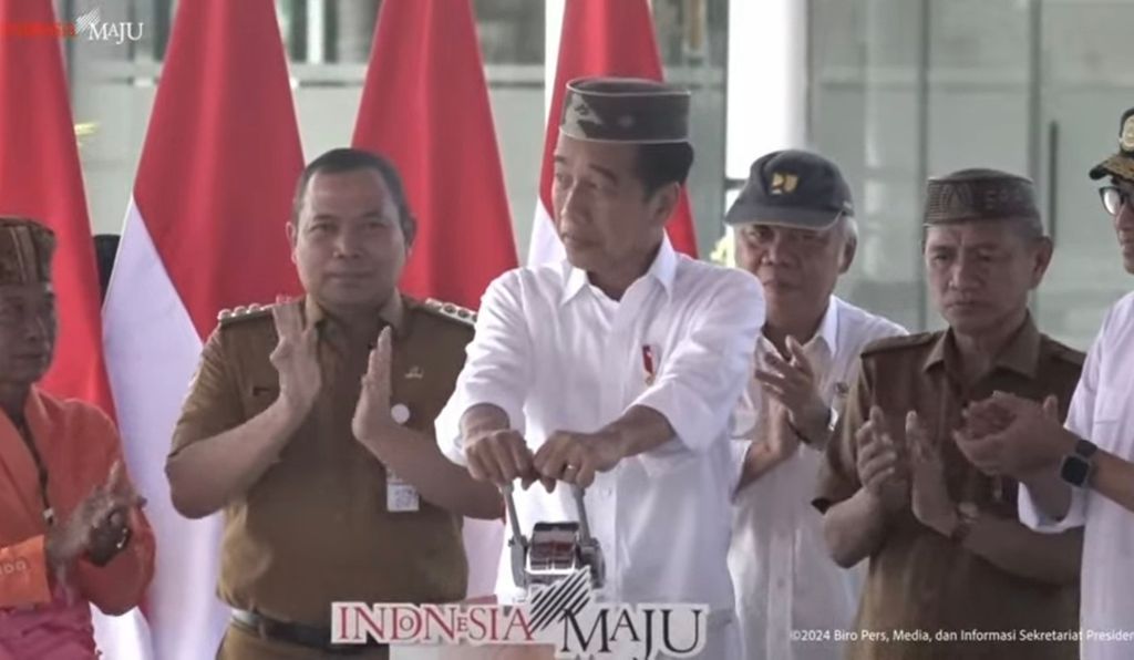 Presiden Joko Widodo menarik tuas sebagai penanda peresmian Bandara Panua Pohuwato, Kabupaten Pohuwato, Gorontalo, Senin (22/4/2024).