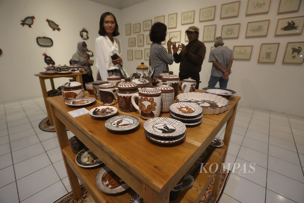 Bermacam bentuk keramik karya Dona Prawita Arissuta ditampilkan dalam pameran disertasi Adaptasi Kisah Relief Candi Sojiwan dalam Media Keramik Benda Keseharian di Bentara Budaya Yogyakarta, Kotabaru, Yogyakarta, Selasa (4/4/2023). 