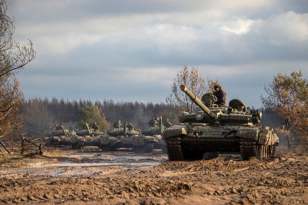 Gambar selebaran yang diambil oleh Layanan Pers Angkatan Laut Ukraina dan direalisasikan pada 21 Februari 2022 menunjukkan tank Ukraina di lokasi yang tidak diketahui di Ukraina. Kegiatan tersebut merupakan latihan tempur yang digelar Ukraina menyusul ketegangannya dengan Rusia.