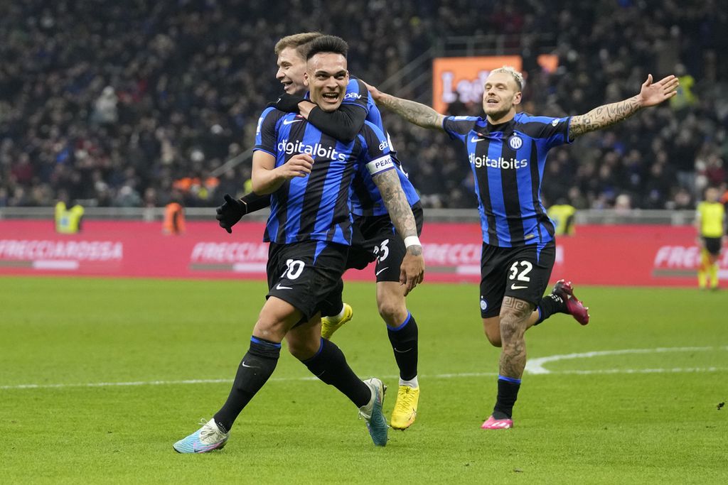 Pemain Inter Milan, Lautaro Martinez (kiri), merayakan gol yang diciptakannya ke gawang AC Milan dalam laga Serie A Liga Italia yang digelar di Stadion San Siro, Milan, Senin (6/2/2023) dini hari WIB. Dalam pertandingan ini, Inter memenangi laga derbi Milan dengan skor 1-0. 