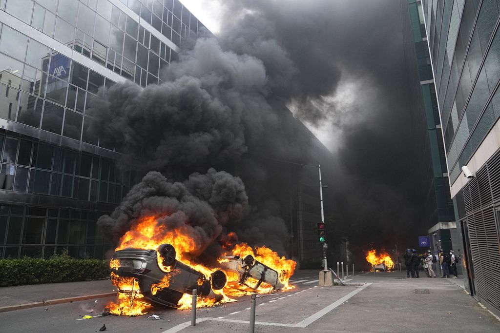Mobil-mobil dibakar massa pengunjuk rasa di Nanterre, pinggiran Paris, Perancis, 29 Juni 2023. 