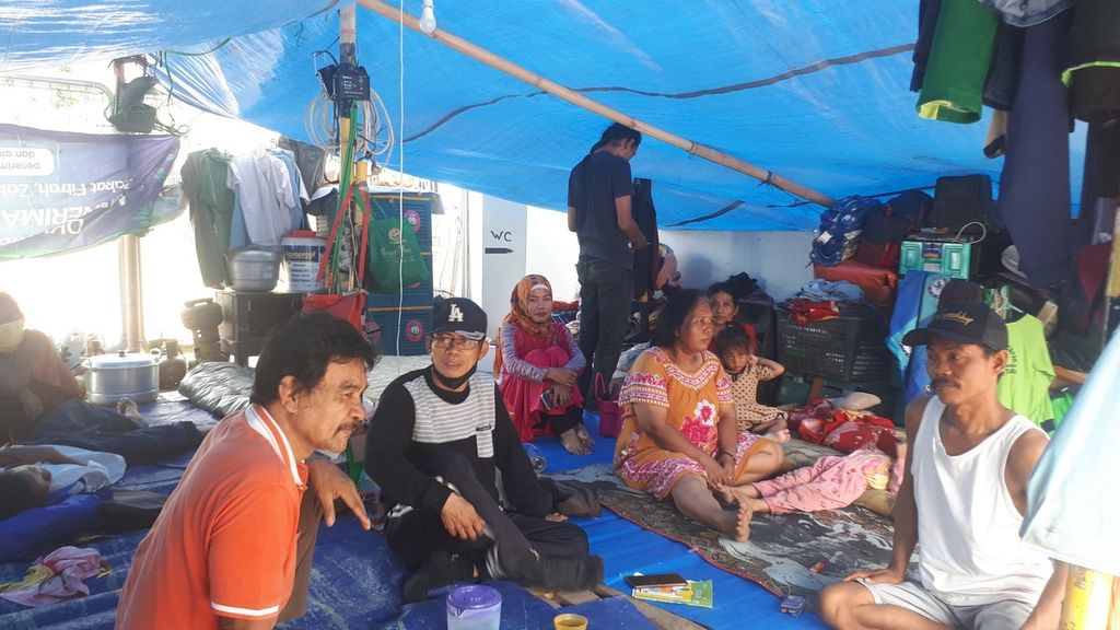  Warga yang bertahan di dalam tenda Kampung Susun Bayam di area Jakarta International Stadium, Tanjung Priok, Jakarta Utara, Kamis (26/1/2023).