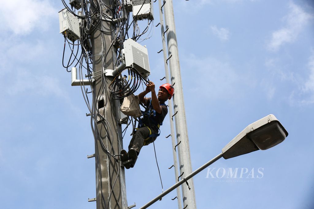 Teknisi meningkatkan daya untuk peningkatan kualitas jaringan pada infrastruktur telekomunikasi base transceiver station (BTS) di kawasan Bendungan Hilir, Jakarta Pusat, Selasa (18/2/2020).