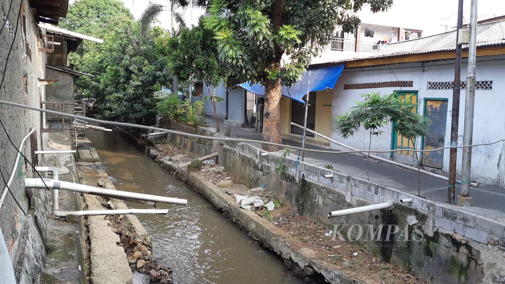 Sungai Cipinang di Kelurahan Batu Ampar, Kecamatan Kramat Jati, Jakarta Timur, Minggu (13/8/2023).