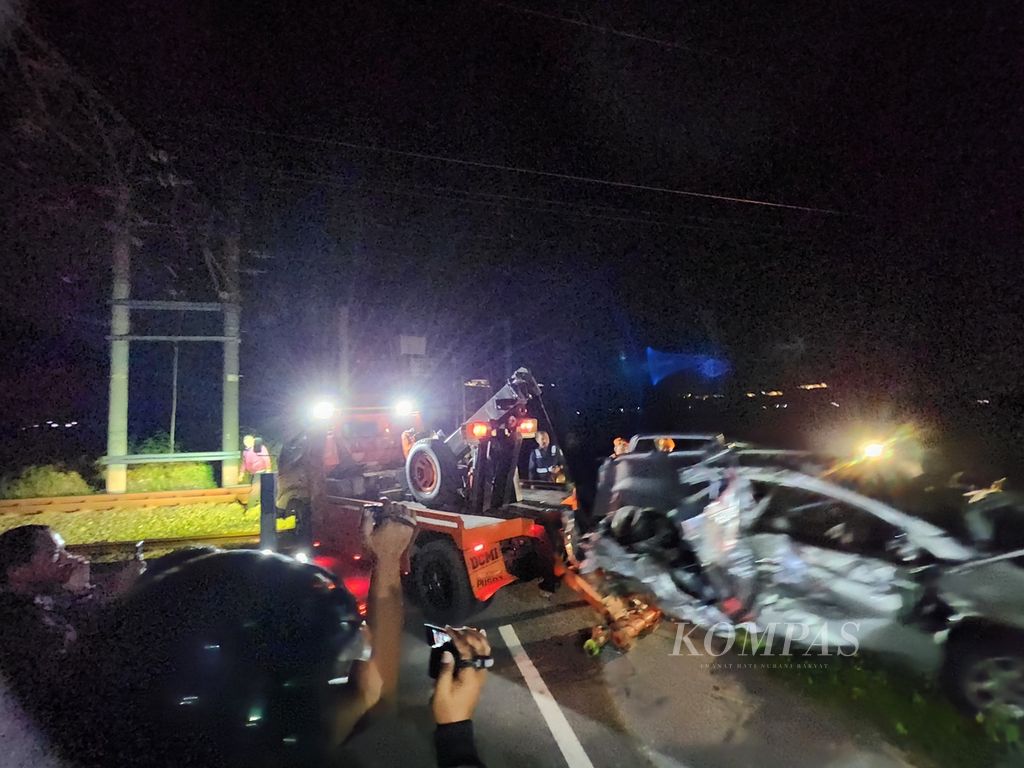 Proses evakuasi mobil yang ringsek akibat tertabrak Kereta Api Gaya Baru Malam Selatan, di Kabupaten Klaten, Jawa Tengah, Minggu (14/1/2023). Dua orang yang berada di mobil dilaporkan meninggal.