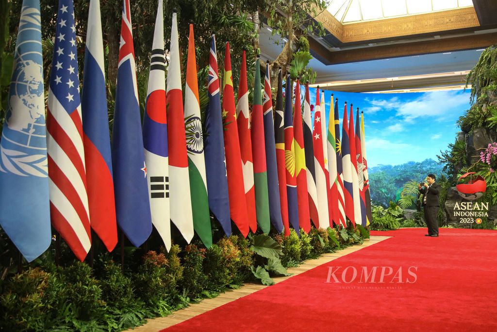 Bendera negara-negara ASEAN dan negara mitra menghiasi salah satu ruangan tempat pelaksanaan KTT Ke-43 ASEAN di Jakarta, Kamis (7/9/2023). 