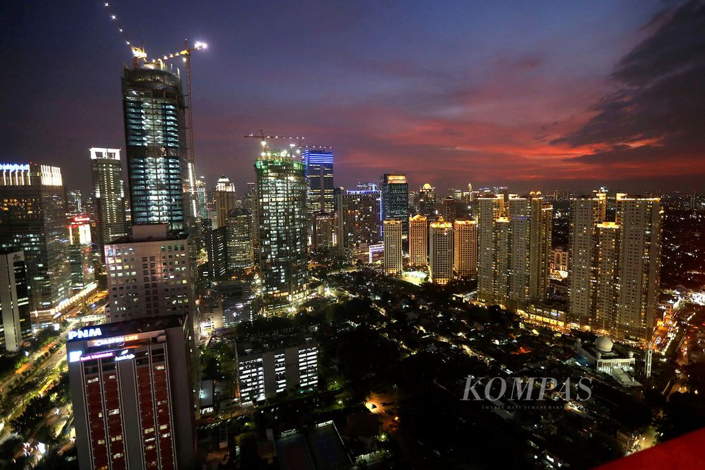 Lanskap Jakarta saat senja dilihat dari atap Gedung BNI, Jakarta, Jakarta menjadi salah satu pusat tren kota yang memengaruhi perkembangan dan pembangunan di kota-kota lain d Indonesia.