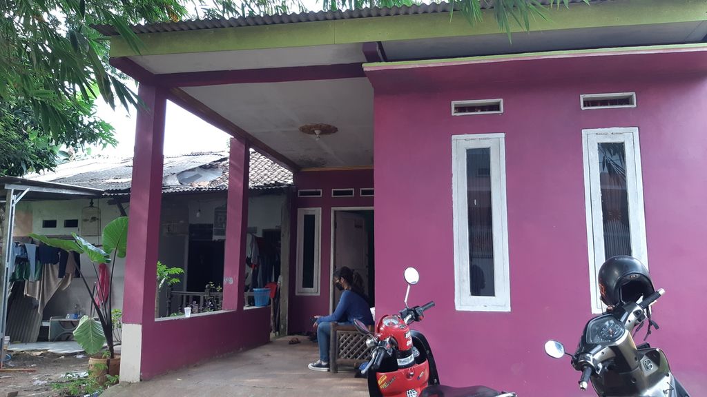 Rumah Inah (32) di wilayah Bantargebang, Bekasi, Jawa Barat, saat dikunjungi pada Senin (28/3/2022). Rumah ini menjadi tempat Inah menjalankan layanan kecantikan ilegal.