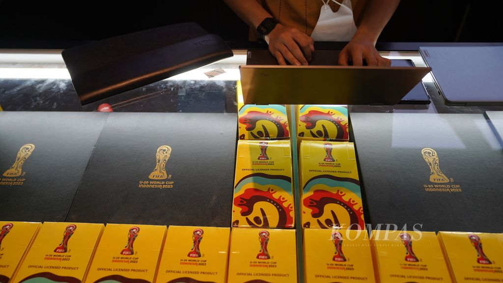 Pramuniaga mencatat penjualan suvenir resmi Piala Dunia U-20 2023 di Juaraga, FX Senayan, Jakarta, Kamis (30/3/2023). 