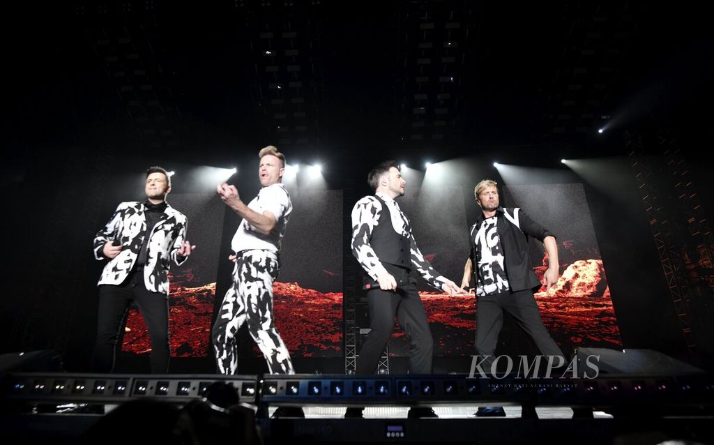 Westlife tampil pada konser bertajuk Westlife The Wild Dreams Tour-All The Hits 2023 di Stadion Madya, Gelora Bung Karno, Jakarta, Sabtu (11/2/2023) malam. 