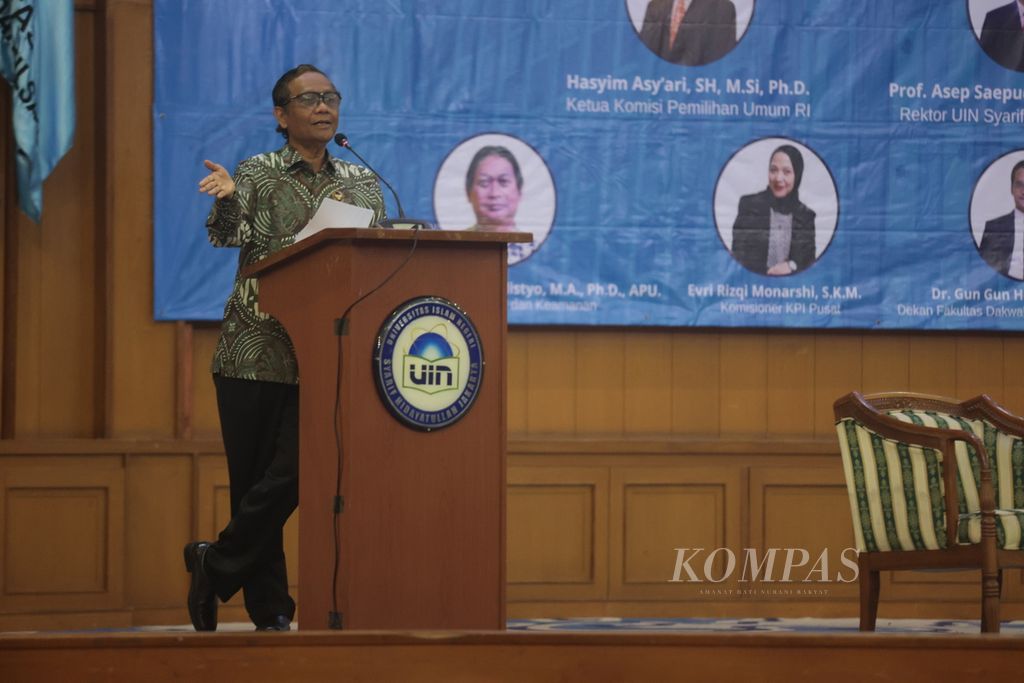 Menteri Koordinator Bidang Politik Hukum dan Keamanan (Menko Polhukam) Mahfud MD menjadi pembicara dalam Seminar Nasional 'Literasi Media dan Politik Jelang Pemilu 2024' yang digelar Fakultas Dakwah dan Ilmu Komunikasi, Universitas Islam Negeri Syarif Hidayatullah, Ciputat, Tangerang Selatan, Banten, Selasa (23/5/2023). Hadir dalam acara tersebut Ketua Komisi Pemilihan Umum (KPU) Hasyim Asy'ari. Ribuan mahasiswa mengikuti seminar nasional ini.