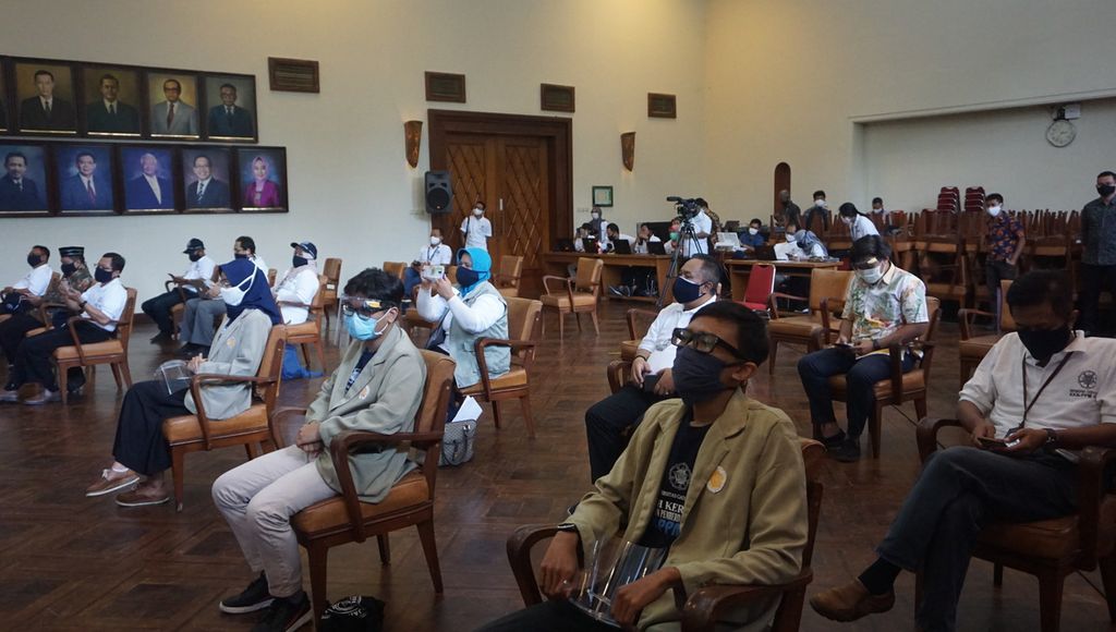 Para peserta peluncuran KKN-PPM UGM Daring Periode II sedang mengikuti pelepasan virtual mahasiswa KKN-PPM UGM Daring, di Balai Senat UGM, Yogyakarta, Senin (29/6/2020)