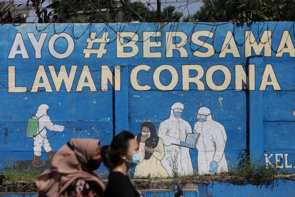 Mural bertema Covid-19 menghiasi tembok di Bukit Duri, Tebet, Jakarta Selatan, Senin (16/8/2021). Penanganan Covid-19 akan berhasil jika dilakukan oleh pemerintah yang didukung masyarakat. Kebersamaan menjadi kunci dalam penanganan pandemi Covid-19. 