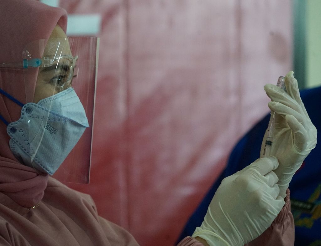Petugas vaksinator memasukkan vaksin ke jarum suntik di RSUD Kendari, Sulawesi Tenggara, Kamis (14/1/2021). Vaksinasi serentak mulai dilakukan di wilayah ini dengan target tenaga kesehatan. Sebanyak 8.680 dosis vaksin akan diberikan kepada 4.340 petugas selama sepakan mendatang.