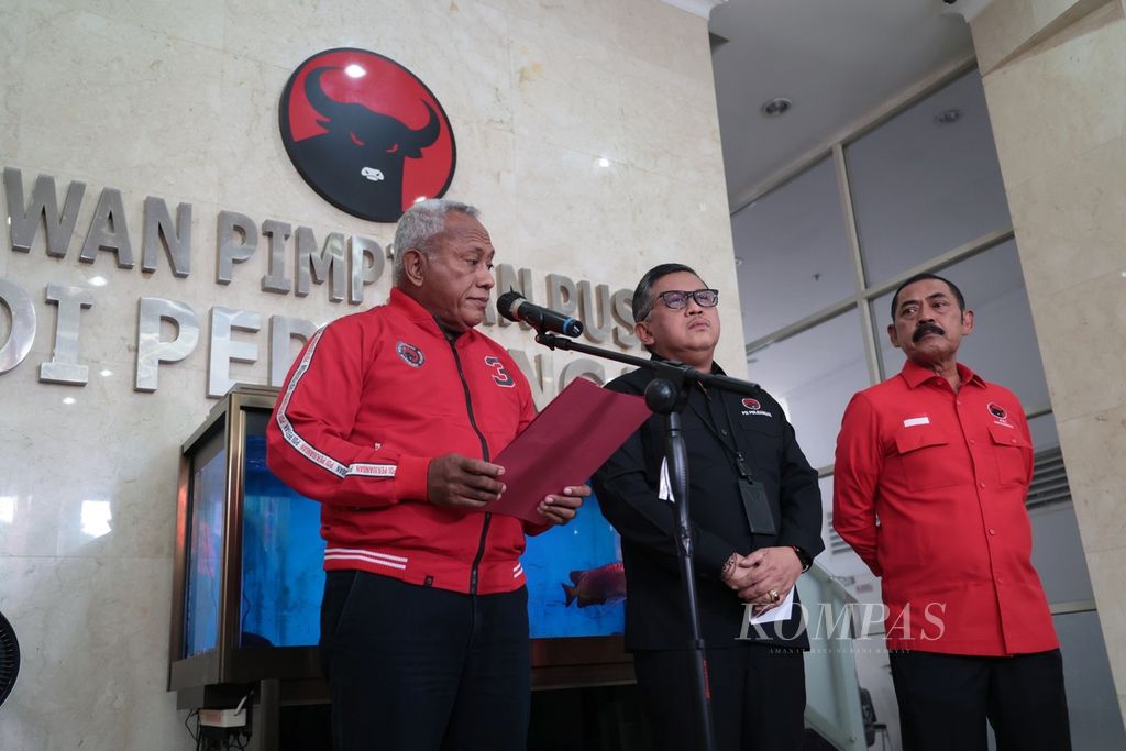 Ketua Dewan Pimpinan Cabang PDI Perjuangan (DPC PDI-P) Kota Solo FX Hadi Rudyatmo (kanan) memenuhi panggilan klarifikasi di hadapan Ketua Bidang Kehormatan DPP PDI-P Komarudin Watubun (kiri) dan Sekjen DPP PDI-P Hasto Kristiyanto di kantor DPP PDI-P, Jakarta, Rabu (26/10/2022). FX Hadi Rudyatmo diberikan peringatan keras dan terakhir terkait pernyataannya mendukung Ganjar Pranowo sebagai calon presiden untuk maju dalam Pemilu 2024. Mantan Wali Kota Solo itu menerima sanksi yang diberikan partai kepadanya. 