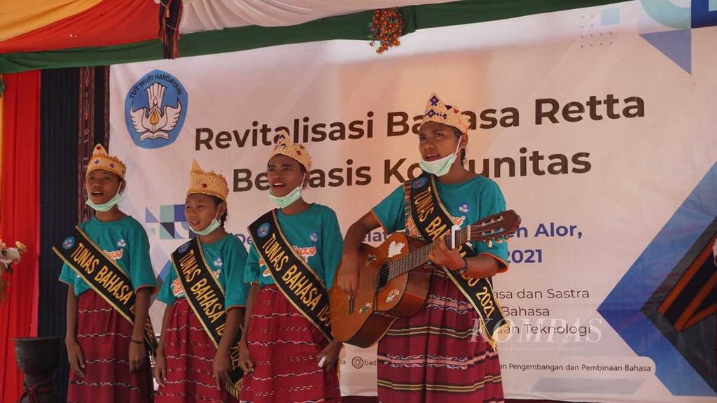 Generasi muda Alor membawakan lagu daerah dalam bahasa daerah Retta sebagai salah satu upaya melestarikan bahasa daerah tersebut. 