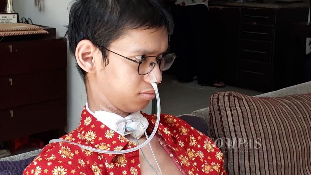 Sultan Rif'at Alfatih (20), korban jeratan kabel fiber optik di Jakarta pada Januari 2023, tengah bersantai di rumahnya di Ciputat Timur, Tangerang Selatan, Selasa (1/8/2023).