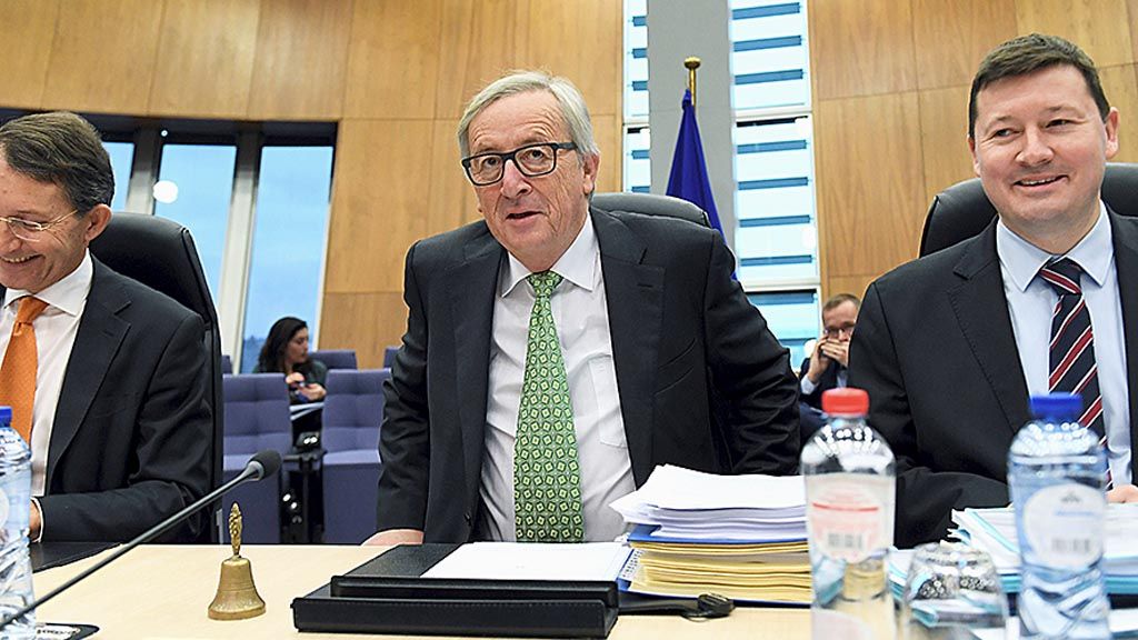 Presiden Komisi Eropa Jean-Claude Juncker (tengah) memimpin pertemuan mingguan para komisioner lembaga tersebut di Brussels, Belgia, Rabu (6/12). 