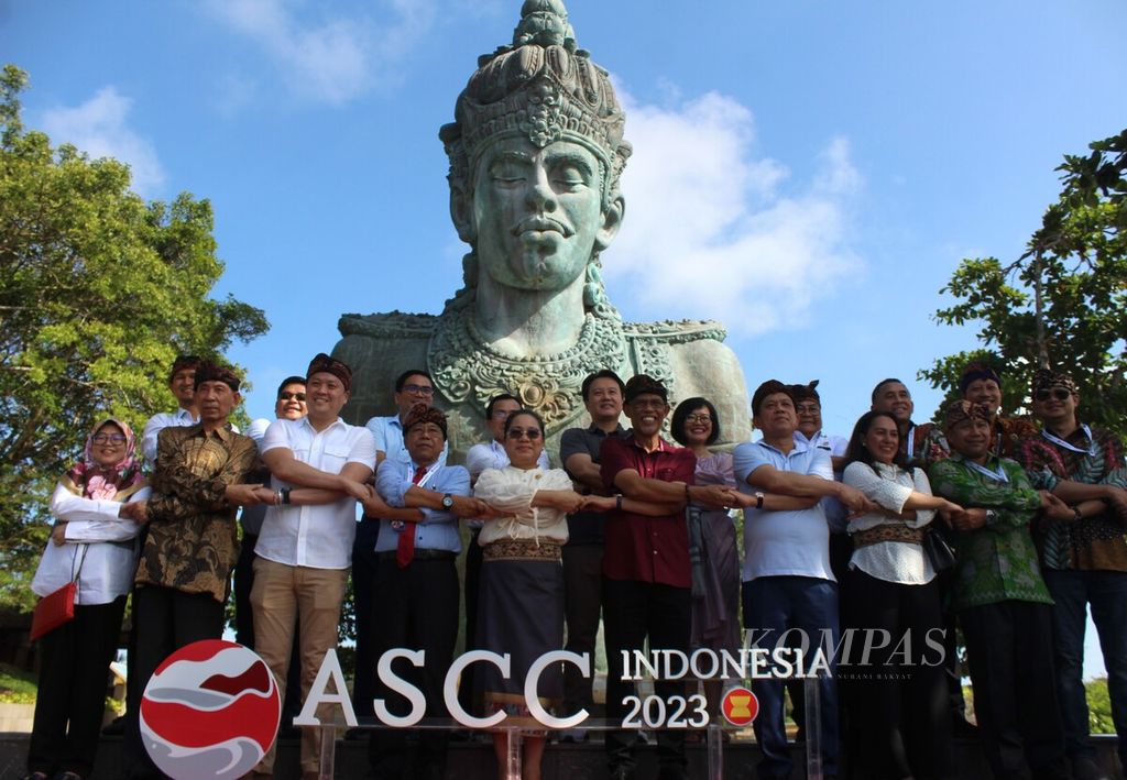 Para delegasi yang menghadiri ASEAN Socio Cultural Community (ASCC) ke-29 berfoto di depan patung Wisnu di Taman Budaya Garuda Wisnu Kencana, Bali, Senin (8/5/2023).