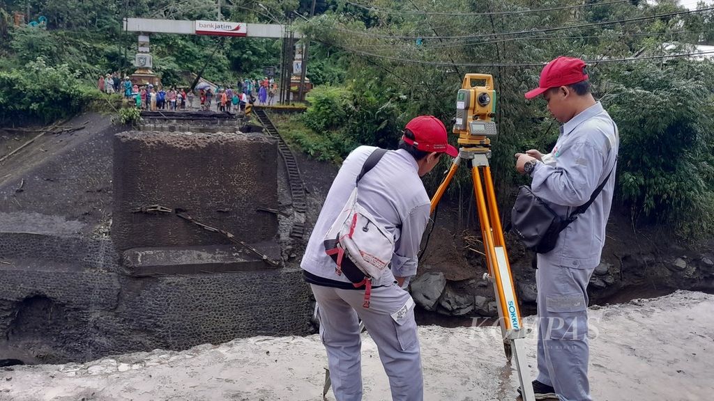 Pihak Balai Besar Pelaksana Jalan Nasional Jawa Timur-Bali melakukan survei di lokasi Jembatan Glidik II yang putus akibat terjangan banjir lahar hujan Semeru. Lokasi jembatan berada di perbatasan Kabupaten Lumajang dan Malang di jalur jalan nasional.
