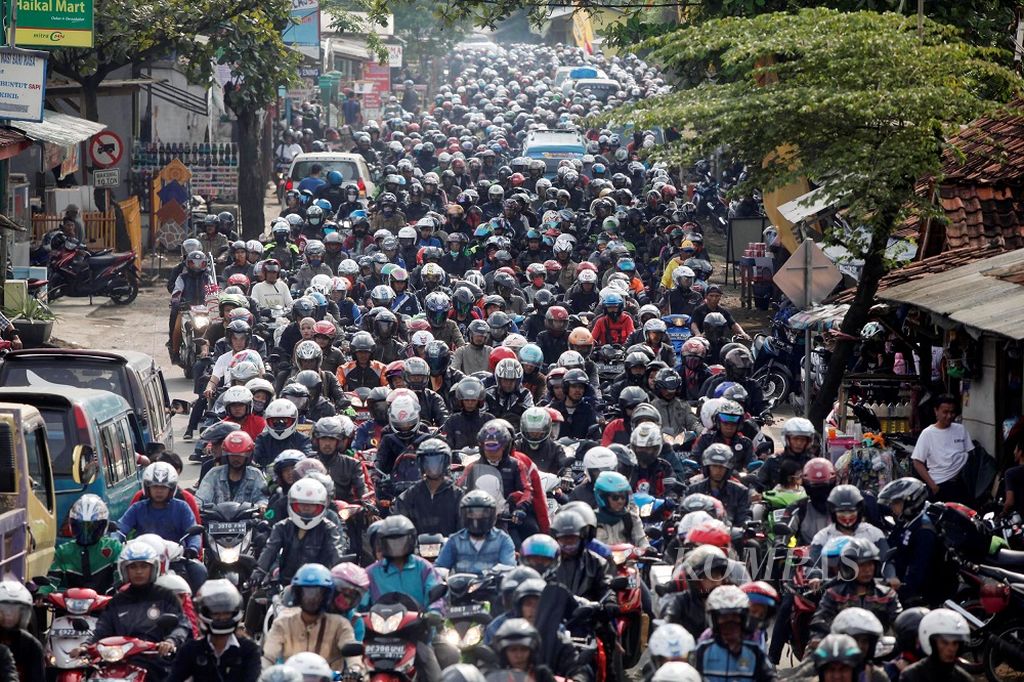Ribuan pemudik sepeda motor melintasi jalur Cilamaya- Cikalong, Karawang, Jawa Barat, menuju Jalur Pantura ke arah Jawa Tengah memasuki H-3 saat puncak mudik Lebaran 2014, Jumat (25/7/2014). Pemerintah memperkirakan mereka yang menggunakan sepeda motor pada mudik tahun ini sebanyak 2 juta lebih.