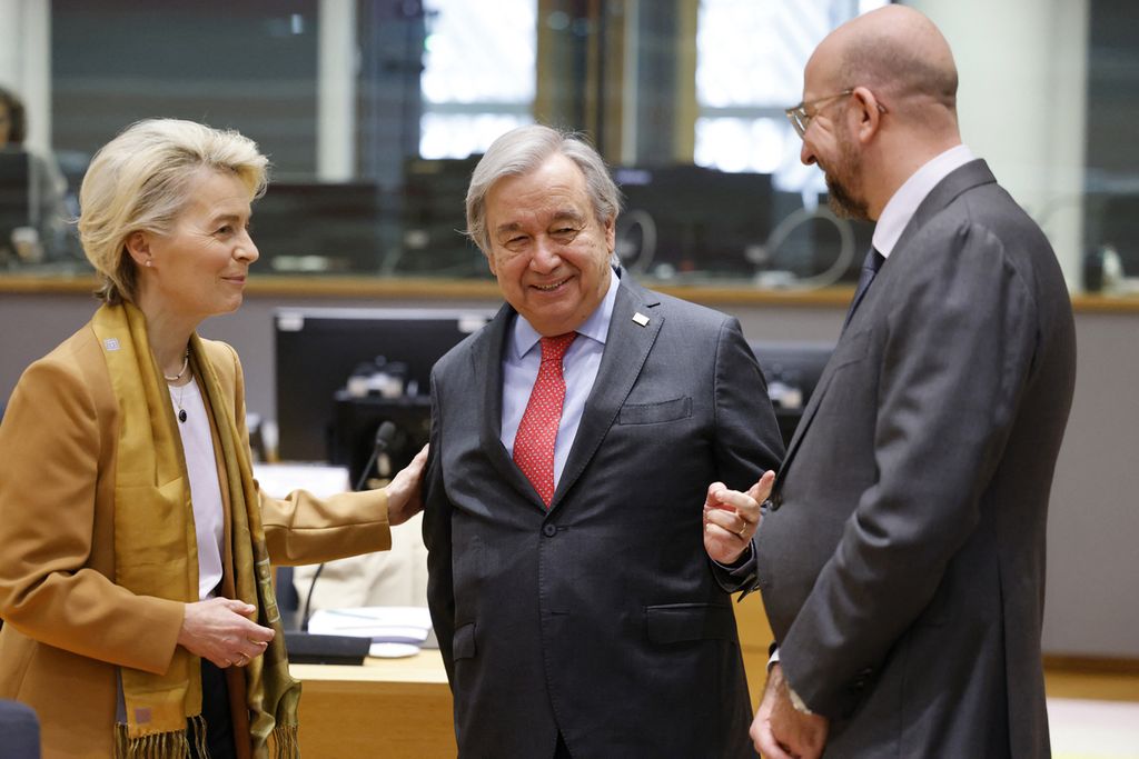 Presiden Dewan Eropa Charles Michel (kanan), Sekretaris Jenderal Perserikatan Bangsa-Bangsa Antonio Guterres, dan Presiden Komisi Eropa Ursula von der Leyen sebelum pertemuan Dewan Eropa, Kamis (23/3/2023), di Brussels, Belgia. Isu Ukraina menjadi salah satu bahasan pertemuan itu.