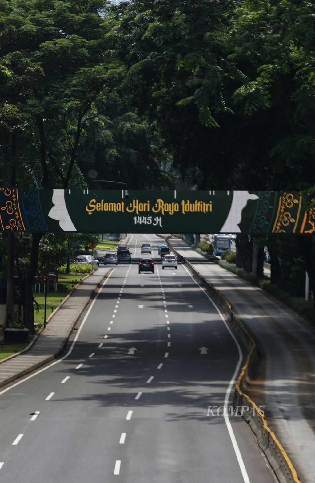 Kondisi lalu lintas di jalan protokol Jenderal Sudirman, Jakarta yang tampak lengaang di H-2 Lebaran, Senin (8/4/2024).