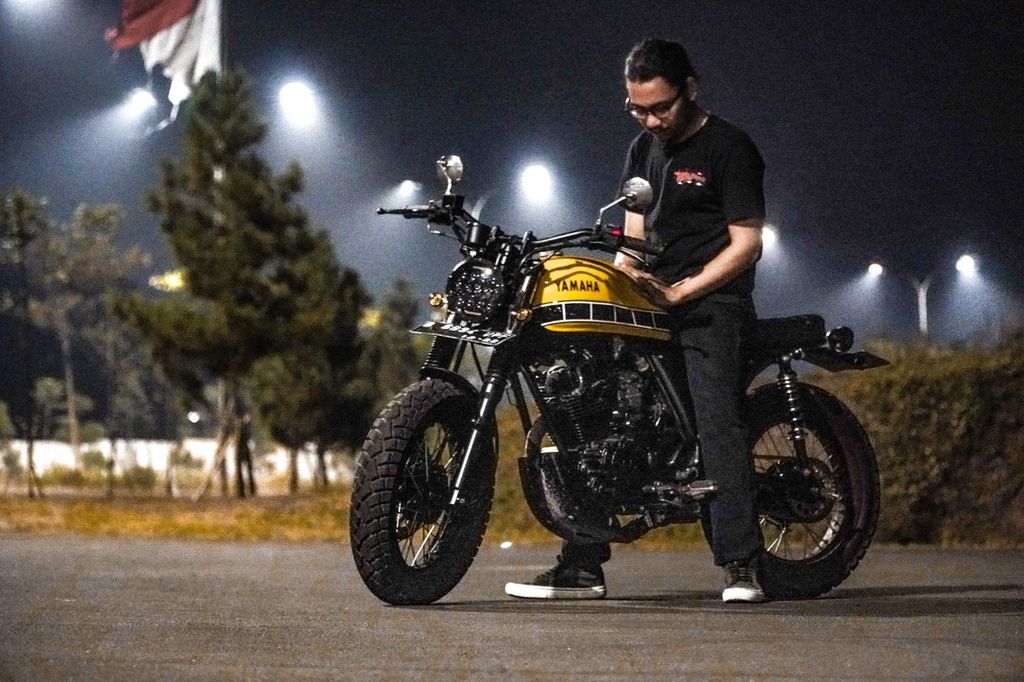 Gery Lerian berfoto dengan Yamaha Scorpio tahun 2013-nya untuk diunggah di media sosial.