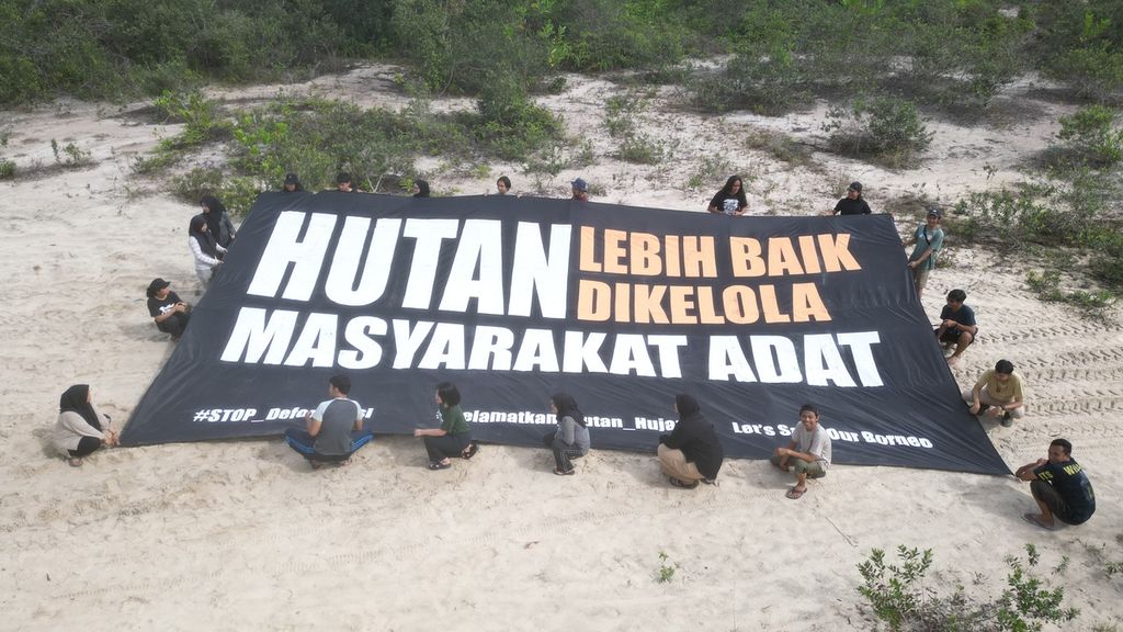 Save Our Borneo bersama sejumlah mahasiswa dan Barisan Pemuda Adat Nusantara (BPAN) Kotawaringin Barat membentangkan spanduk yang bertuliskan &quot;Hutan Lebih Baik Dikelola oleh Masyarakat Adat&quot; di Pangkalan Bun, Kalimantan Tengah, Jumat (9/8/2024). 