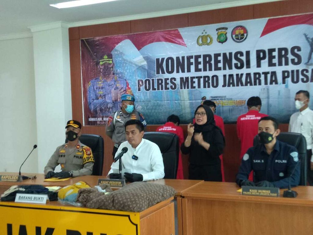 Polres Metro Jakarta Pusat merilis kasus pemerkosaan dan penganiayaan terhadap perempuan 19 tahun berinisial TM oleh tiga pemuda di daerah Kemayoran, Jakarta Pusat, Senin (25/4/2022). 
