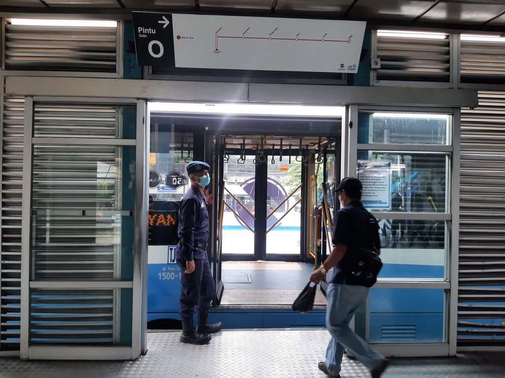 Petugas keamanan yang berada di halte Transjakarta untuk mencegah tindak pidana kriminal di Halte Harmoni, Jakarta Pusat, Rabu (1/3/2023).  