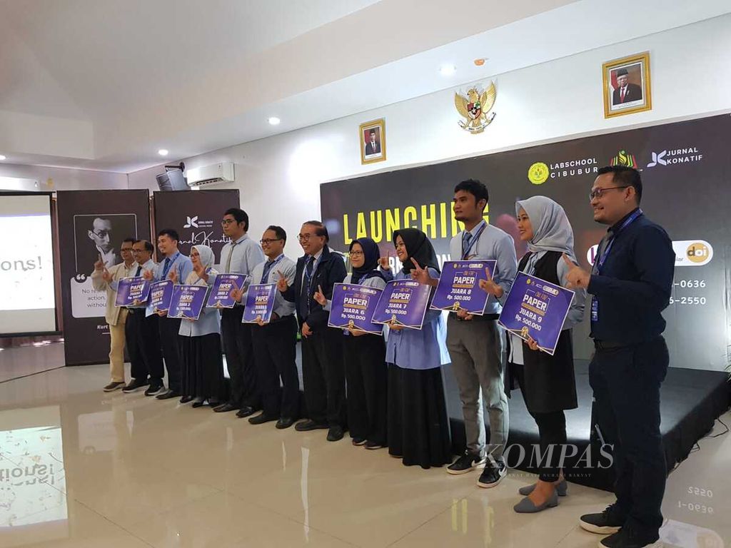 Para guru peraih predikat <i>paper</i> terbaik yang dimuat pada jurnal Konatif volume 2. Jurnal itu diluncurkan di Labschool Cibubur, Bekasi, Jawa Barat, Selasa (30/1/2024). 