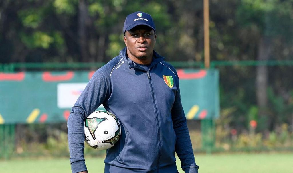 Pelatih Guinea U-23 Kaba Diawara memantau sesi latihan anak asuhannya beberapa waktu lalu.