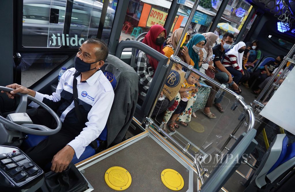 Warga menggunakan layanan sarana transportasi BisKita Trans Pakuan dari Halte Stasiun Bogor, Kota Bogor, Jawa Barat, Jumat (12/11/2021). Setelah diluncurkan pada Selasa (2/11/2021), animo masyarakat naik moda angkutan massal ini cukup tinggi. 