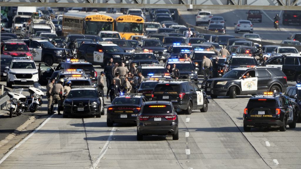 Jalan tol 110 di Los Angeles, California, AS, macet, Rabu (13/12/2023). Kemacetan dipicu unjuk rasa kelompok Yahudi Amerika Serikat yang mendesak Pemerintah AS mendorong gencatan senjata di Gaza.