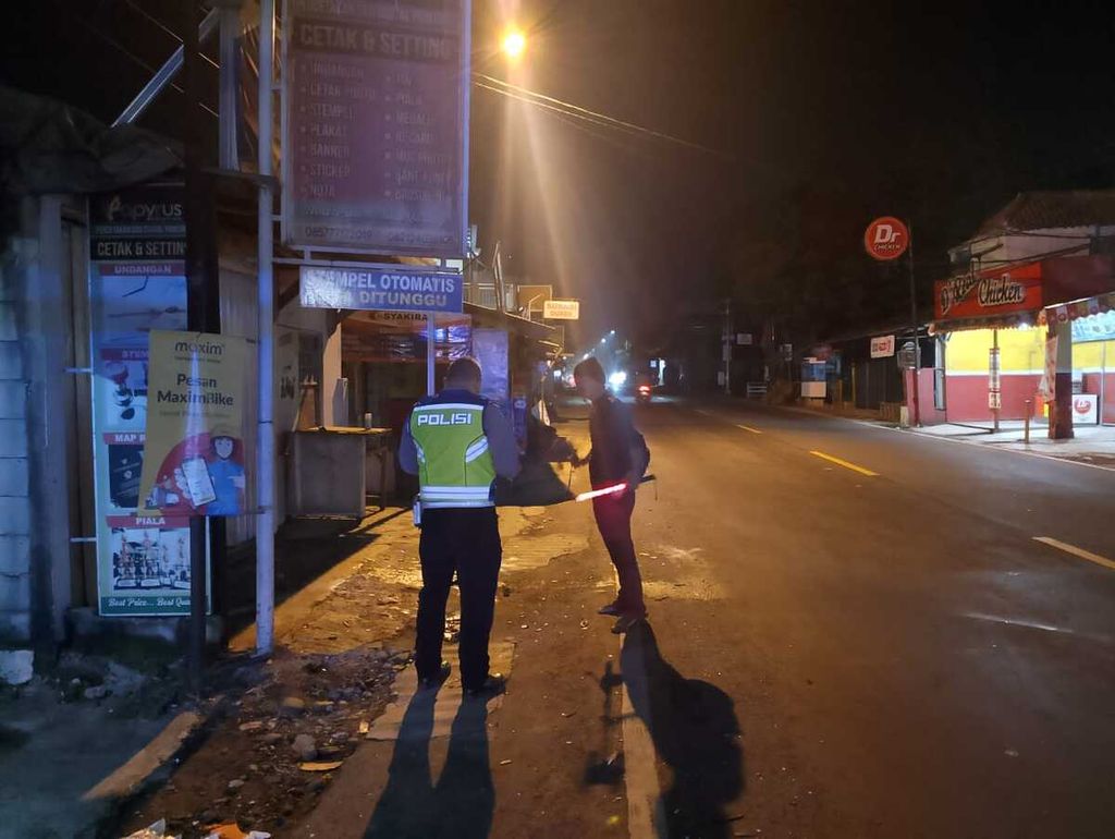 Polisi memeriksa lokasi kejadian tabrakan maut antarpengendara motor di di Jalan Raya Galuga, Cibungbulang, Kabupaten Bogor, Jawa Barat, Sabtu (27/1/2024).
