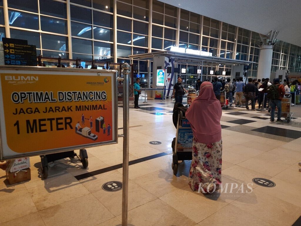 Imbauan untuk menjaga jarak sebelum pemeriksaan tes antigen di Bandara Internasional Kualanamu, Deli Serdang, Sumatera Utara, Sabtu (9/1/2021). 