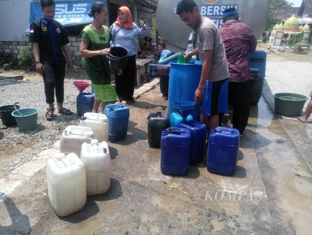 Warga Lamongan antre air bersih pada musim kemarau 2018 lalu. Ada 166 dusun di 79 desa tersebar di 16 kecamatan yang rawan krisis air bersih