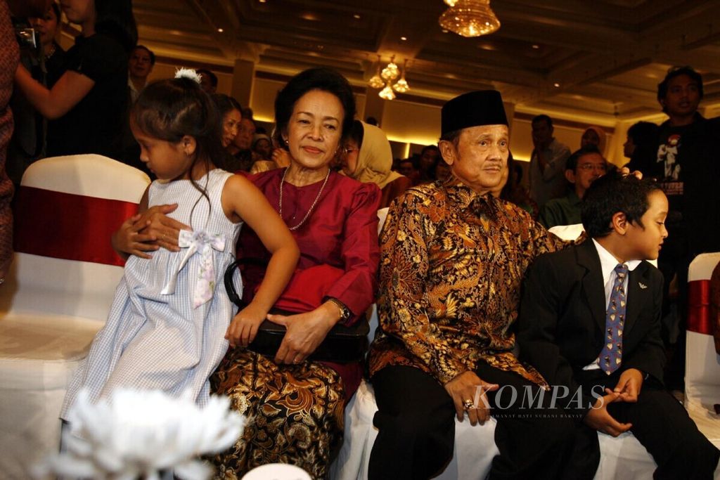 Presiden ketiga RI BJ Habibie bersama istri, Ainun Habibie, dan dua cucunya dalam peluncuran buku <i>Detik-Detik yang Menentukan,</i> di Jakarta, Kamis (21/9/2006). 