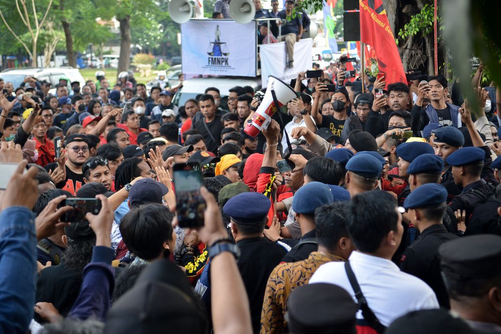Peserta aksi dan polisi saling dorong di depan Pengadilan Negeri Jakarta Timur, Kamis (8/6/2023). 