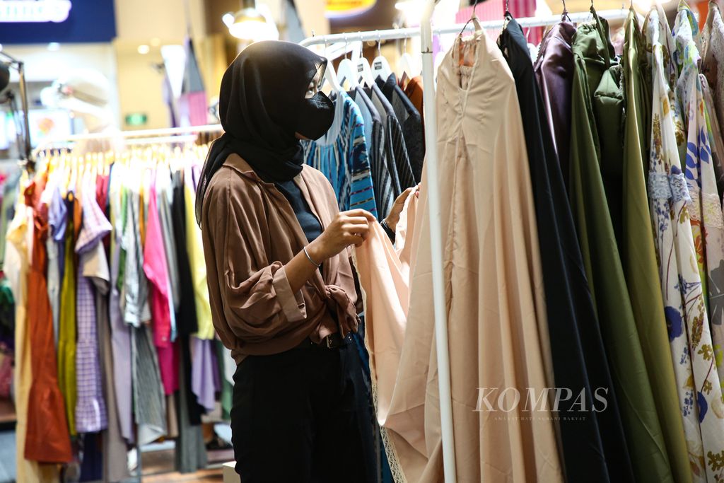 Pelaku usaha mikro, kecil, dan menengah (UMKM) mempersiapkan pakaian yang dipamerkan di JakPreneur Goes To Mall yang berlangsung di pusat perbelanjaan Gandaria City, Jakarta Selatan, Jumat (12/11/2021). 