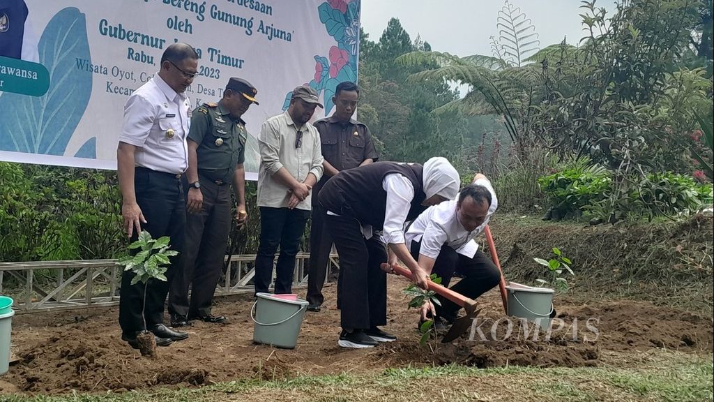 Gubernur Jawa Timur Khofifah Indar Parawansa menanam bibit kopi di Wisata Oyot, Coban Talun, Kota Batu, Jawa Timur, Rabu (14/6/2023), saat peluncuran Agroforestri Perdesaan Kopi Lereng Arjuno.