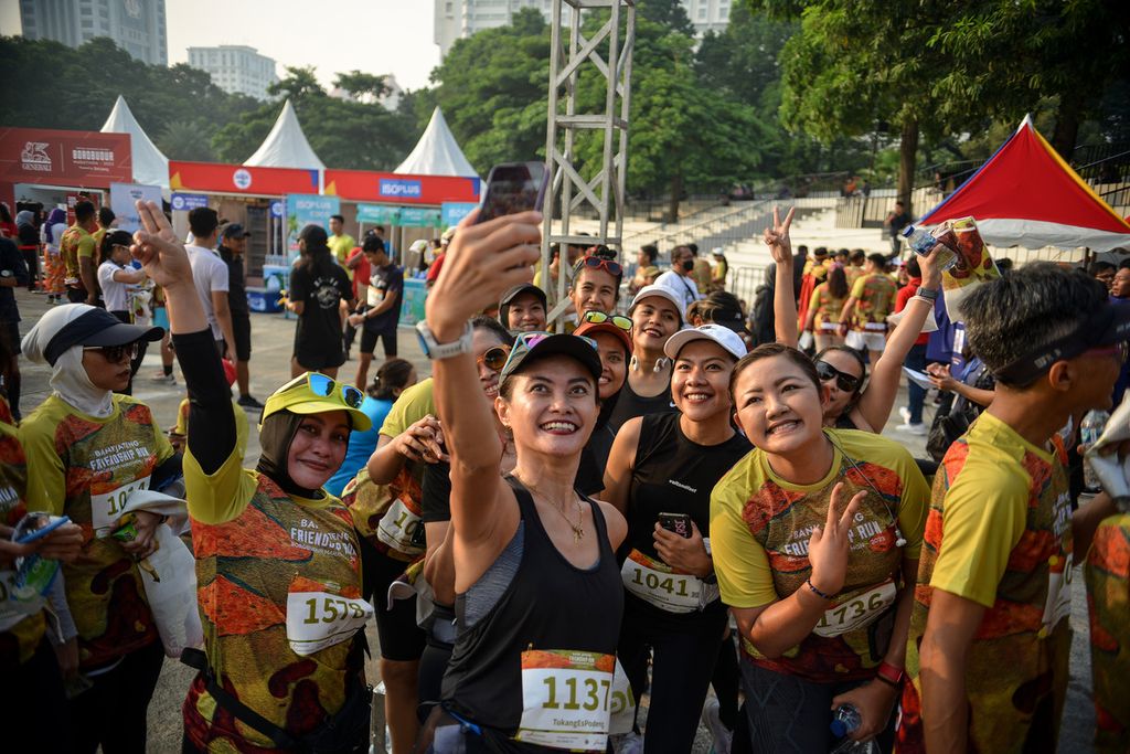 Para peserta acara Bank Jateng Friendship Run foto bersama di Lapangan Banteng, Jakarta, Minggu (21/5/2023). 