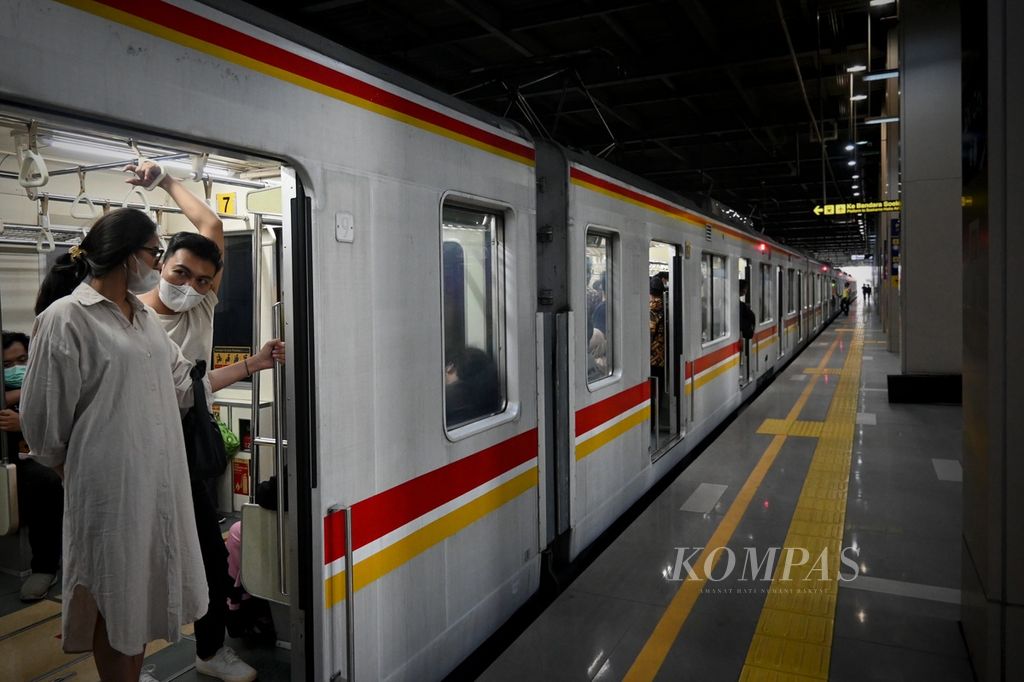 Salah satu rangkaian kereta rel listrik saat singgah di Stasiun BNI City, Jakarta Pusat, pada Selasa (2/8/2022) sore pukul 16.30.