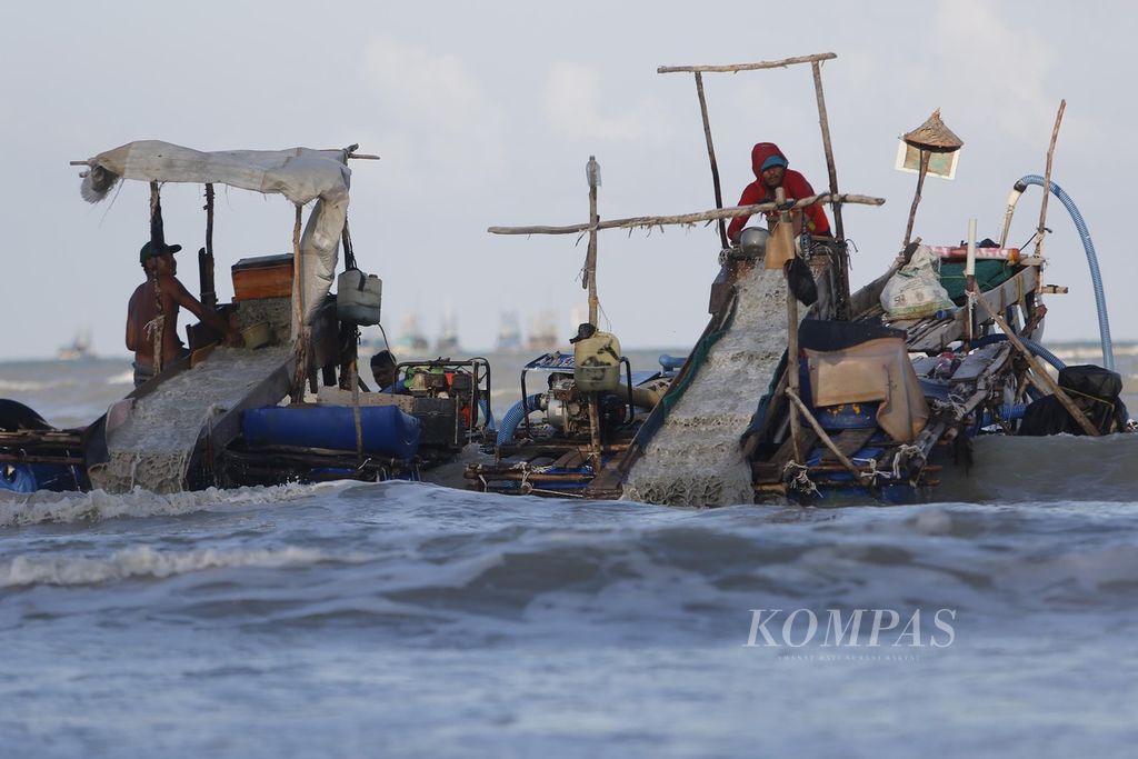 Ponton, kapal penyedot pasir timah, beroperasi di Pantai Rebo, Sungai Liat, Kabupaten Bangka, Bangka Belitung, Rabu (20/7/2022). Nelayan mengeluhkan lumpur sisa tambang karena membuat pantai cepat dangkal dan mengandaskan perahu yang hendak berlabuh.