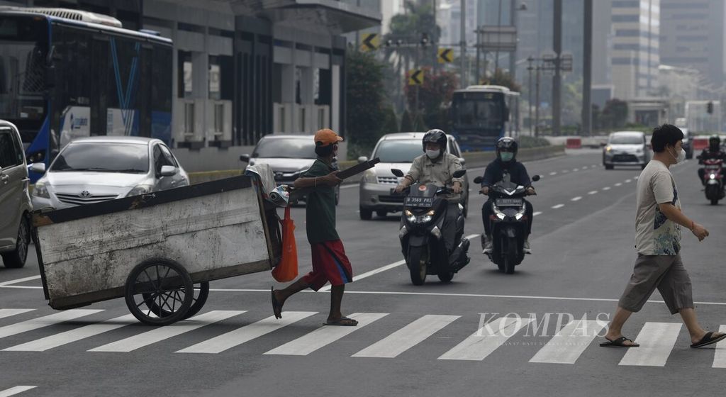 Pemulung menarik gerobak di sekitar Halte Tosari, Jakarta Pusat, Minggu (10/5/2020). Pekerjaan memulung barang bekas yang suka dicibir tetap dilakukan pemulung di tengah pandemi Covid-19. Kata <i>suka</i> pada kalimat tersebut mestinya diganti dengan kata <i>sering</i>. 