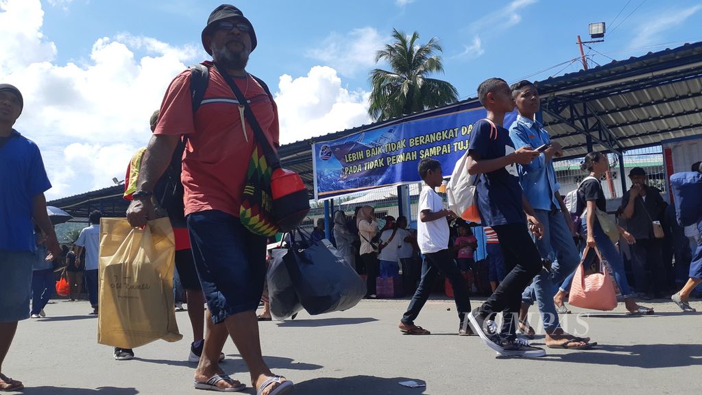 Pemudik Natal 2019 dan Tahun Baru 2020 memadati Pelabuhan Yos Sudarso Ambon, Maluku, Jumat (13/12/2019), .