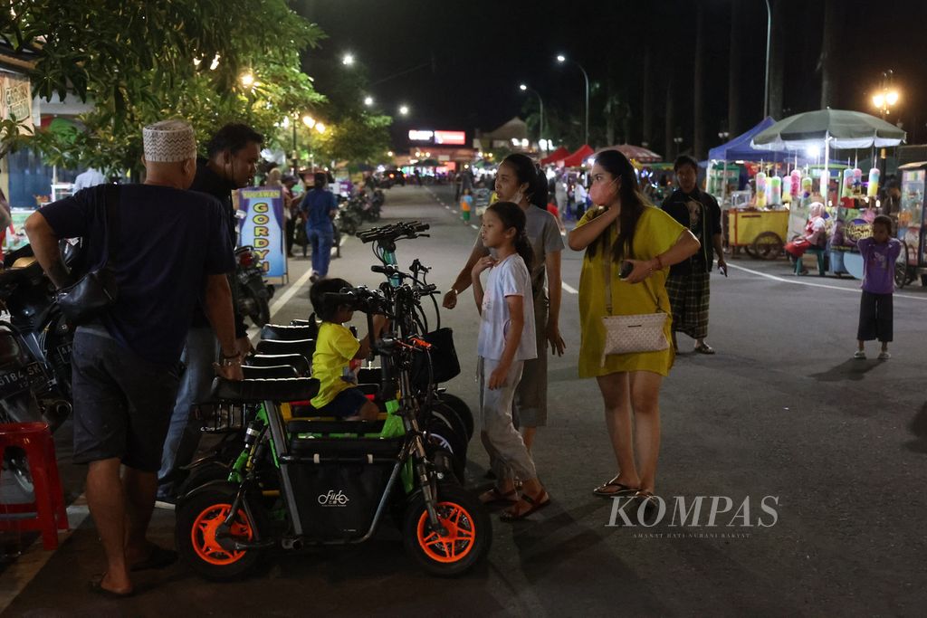 Pengunjung menyewa sepeda listrik saat berlangsung kegiatan Borobudur Car Free Night di depan pagar kompleks Taman Wisata Candi Borobudur, Kecamatan Borobudur, Kabupaten Magelang, Jawa Tengah, Sabtu (15/10/2022) malam. 