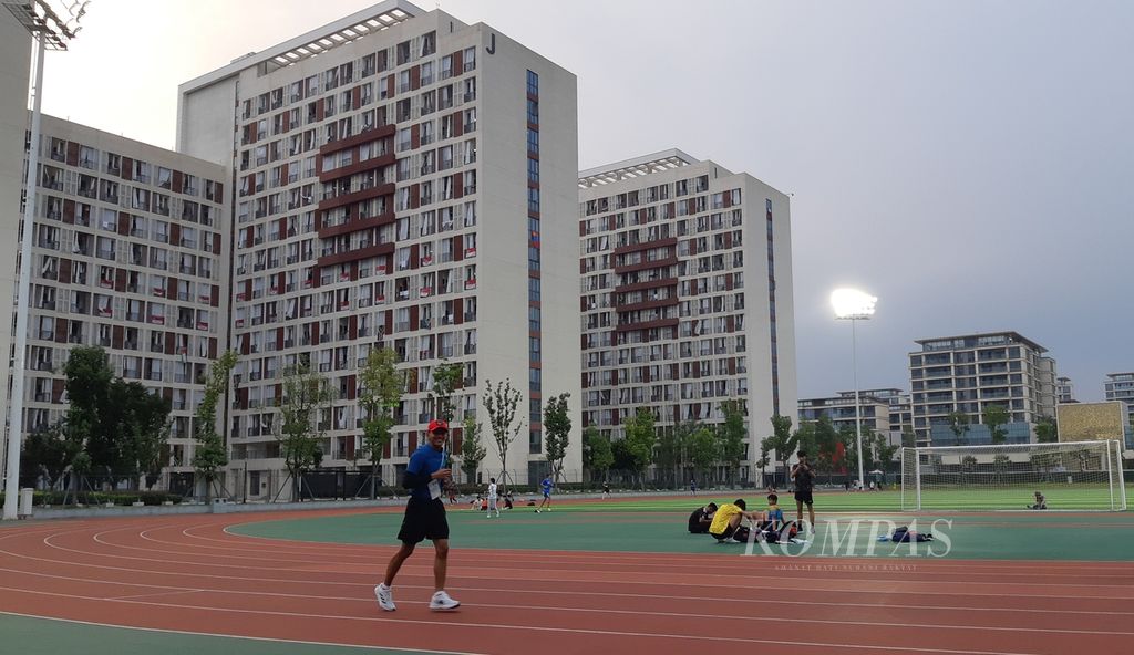 Atlet Indonesia berlari di trek belakang asrama Wisma Atlet di Universitas Chengdu, China, Selasa (1/8/2023) sore.